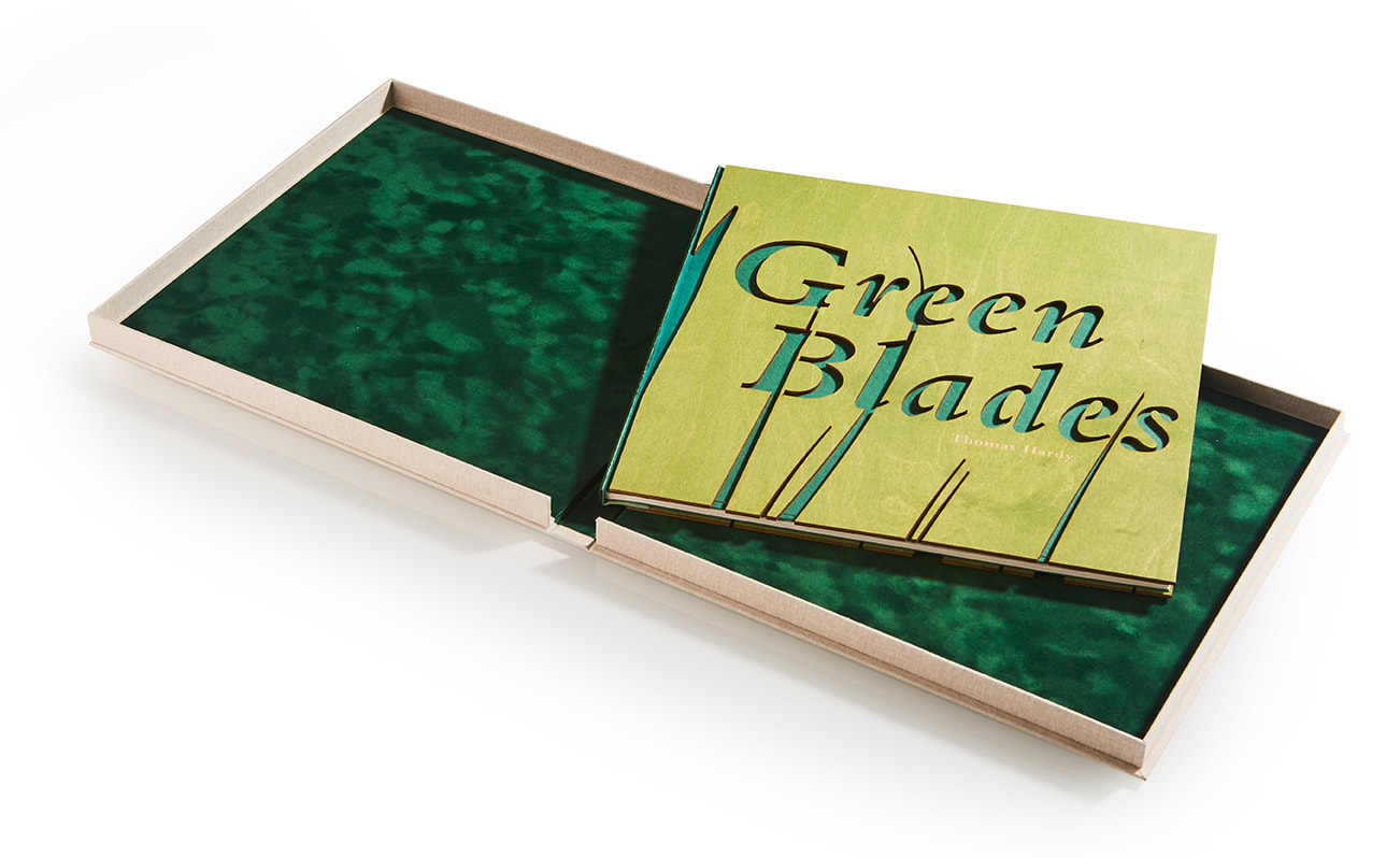 Overslagdoos met boek - Green Blades from her mound
Auteur: Thomas Hardy (dichter)
Illustrator: Mark Cazalet (houtsnedes en linosnedes)                   